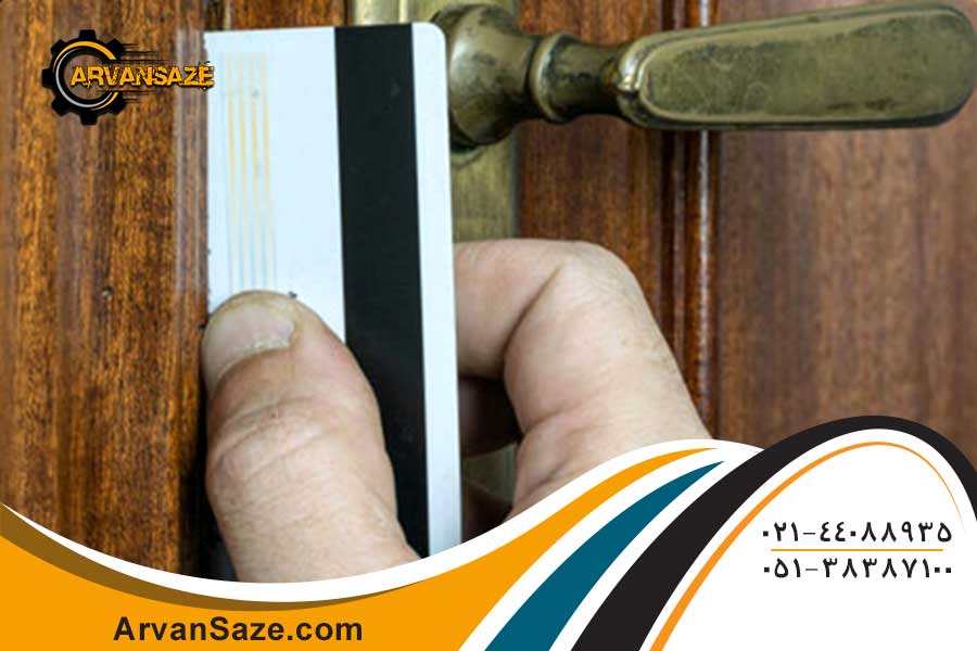 تصویر دستی که با وارد کردن کارت بانکی به شیار درب قصد باز نمودن درب را دارد